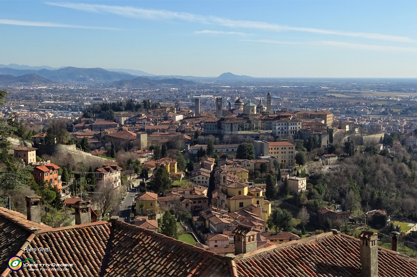 42 Da San Vigilio-stazione funicolare vista panoramica su Citta Alta, Citta Bassa e pianura.JPG
